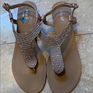 Sandals with short heel